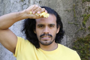 Dışarıdaki sarı tişörtlü yakışıklı genç adamın portresi.