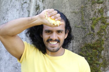 Dışarıdaki sarı tişörtlü yakışıklı genç adamın portresi.