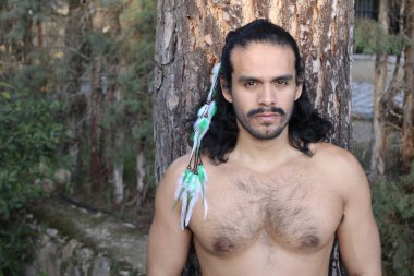 Yakışıklı, üstsüz, uzun saçlı genç bir adamın portresi.