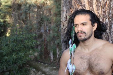 Yakışıklı, üstsüz, uzun saçlı genç bir adamın portresi.