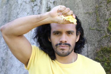 Dışarıdaki sarı tişörtlü yakışıklı genç adamın portresi.