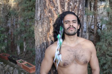 Yakışıklı, üstsüz, uzun saçlı genç bir adamın portresi.