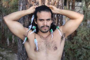 Yakışıklı, üstsüz, uzun saçlı genç bir adamın portresi.