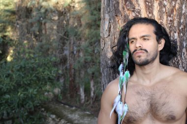 Yakışıklı, üstsüz, uzun saçlı genç bir adamın portresi.