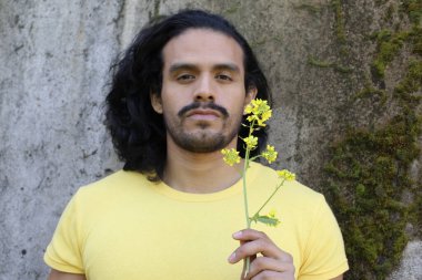 Dışarıdaki sarı tişörtlü yakışıklı genç adamın portresi.