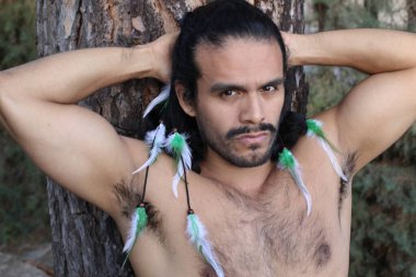 Yakışıklı, üstsüz, uzun saçlı genç bir adamın portresi.