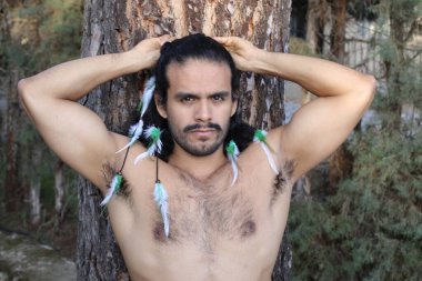 Yakışıklı, üstsüz, uzun saçlı genç bir adamın portresi.