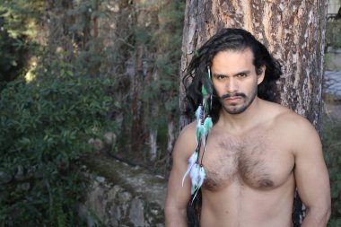 Yakışıklı, üstsüz, uzun saçlı genç bir adamın portresi.