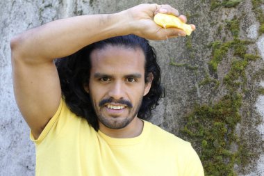 Dışarıdaki sarı tişörtlü yakışıklı genç adamın portresi.