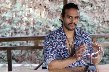 Plazma lambası olan yakışıklı bir gencin portresi.