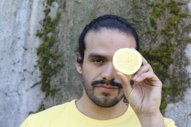 Dışarıdaki sarı tişörtlü yakışıklı genç adamın portresi.