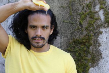 Dışarıdaki sarı tişörtlü yakışıklı genç adamın portresi.