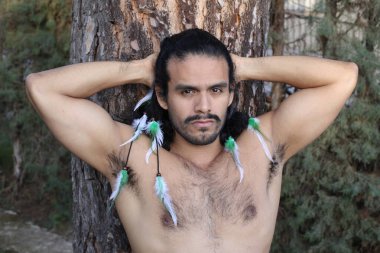 Yakışıklı, üstsüz, uzun saçlı genç bir adamın portresi.