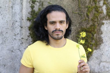 Dışarıdaki sarı tişörtlü yakışıklı genç adamın portresi.