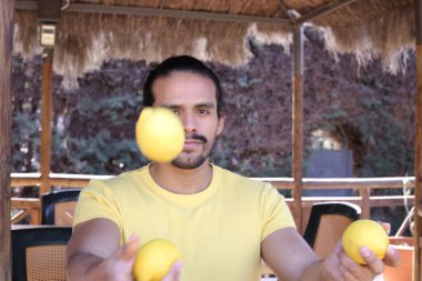 Dışarıdaki sarı tişörtlü yakışıklı genç adamın portresi.