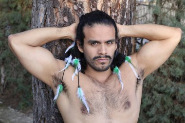 Yakışıklı, üstsüz, uzun saçlı genç bir adamın portresi.