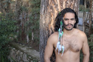 Yakışıklı, üstsüz, uzun saçlı genç bir adamın portresi.