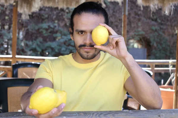 Portret Van Knappe Jongeman Geel Shirt Buiten — Stockfoto