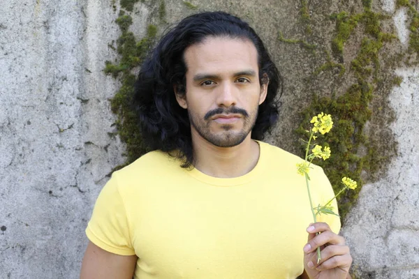 Retrato Joven Guapo Camiseta Amarilla Aire Libre — Foto de Stock