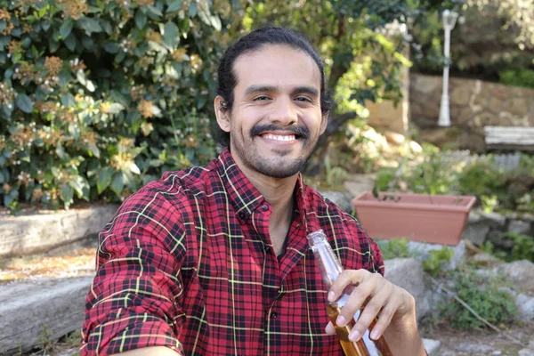 Portret Van Knappe Jongeman Met Flesje Bier Buiten — Stockfoto