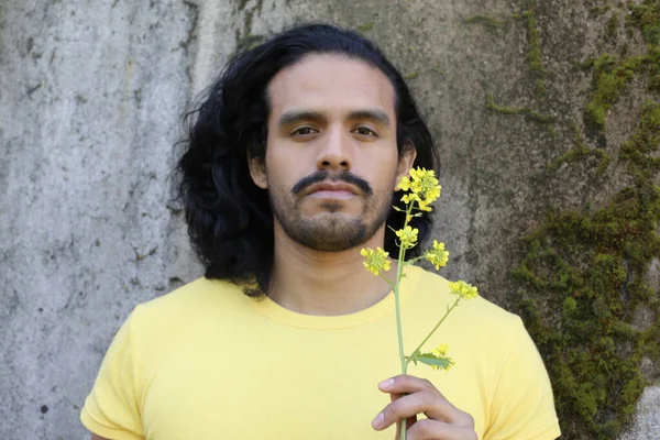 Retrato Belo Jovem Amarelo Shirt Livre — Fotografia de Stock