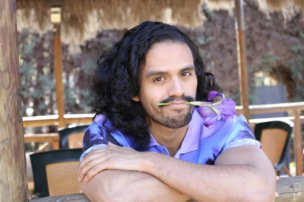 Retrato Joven Guapo Camisa Púrpura Con Estilo Con Flor Orquídea —  Fotos de Stock