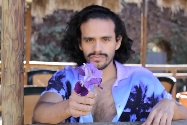 Retrato Joven Guapo Camisa Púrpura Con Estilo Con Flor Orquídea — Foto de Stock