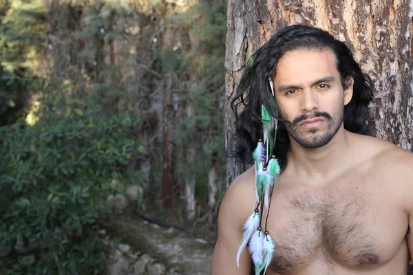 Yakışıklı, üstsüz, uzun saçlı genç bir adamın portresi.