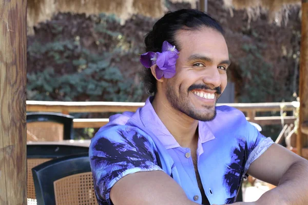 Portrait Beau Jeune Homme Chemise Violette Élégante Avec Fleur Orchidée — Photo