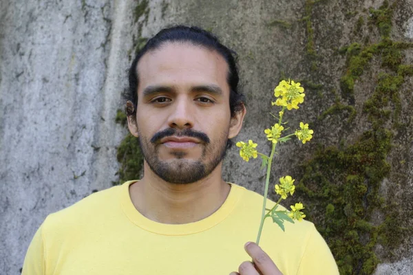 Retrato Belo Jovem Amarelo Shirt Livre — Fotografia de Stock