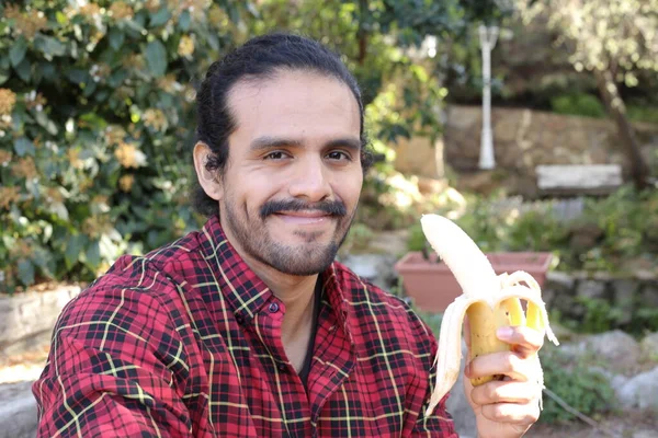 Portret Przystojnego Młodzieńca Jedzącego Banana Świeżym Powietrzu — Zdjęcie stockowe