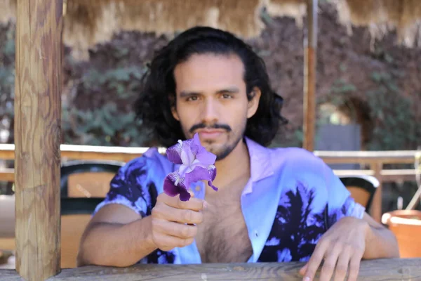 Retrato Joven Guapo Camisa Púrpura Con Estilo Con Flor Orquídea — Foto de Stock