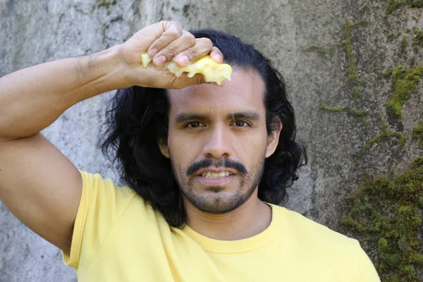 Dışarıdaki sarı tişörtlü yakışıklı genç adamın portresi.