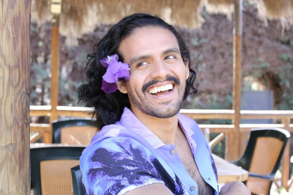 Retrato Jovem Bonito Camisa Roxa Elegante Com Flor Orquídea Livre — Fotografia de Stock