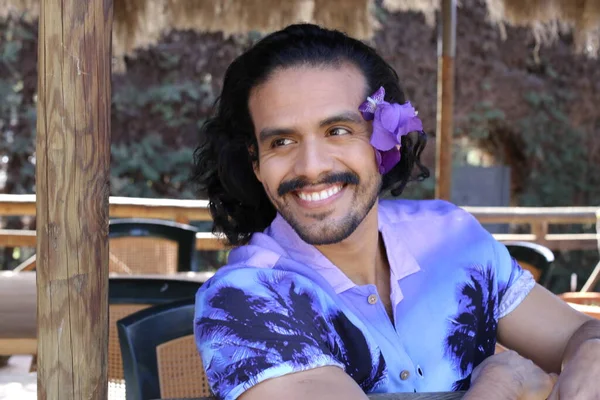 Retrato Jovem Bonito Camisa Roxa Elegante Com Flor Orquídea Livre — Fotografia de Stock