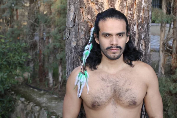 Yakışıklı, üstsüz, uzun saçlı genç bir adamın portresi.