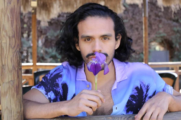 Retrato Joven Guapo Camisa Púrpura Con Estilo Con Flor Orquídea —  Fotos de Stock