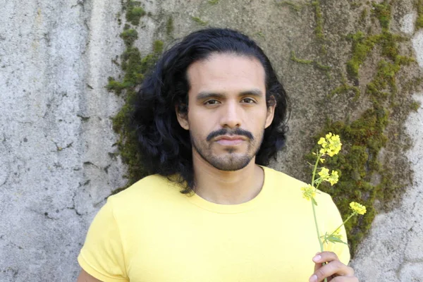 Retrato Joven Guapo Camiseta Amarilla Aire Libre —  Fotos de Stock