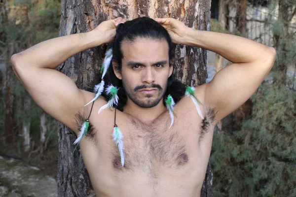 Yakışıklı, üstsüz, uzun saçlı genç bir adamın portresi.