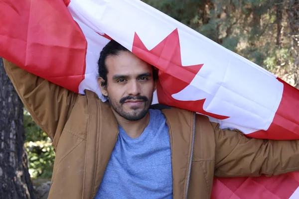 Портрет Красивого Молодого Человека Канадским Флагом Улице — стоковое фото