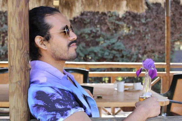 Retrato Joven Guapo Camisa Púrpura Con Estilo Con Flor Orquídea —  Fotos de Stock