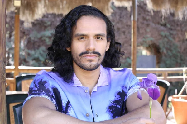 Retrato Joven Guapo Camisa Púrpura Con Estilo Con Flor Orquídea — Foto de Stock