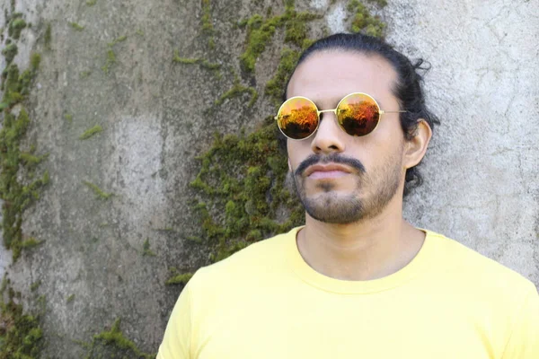 Dışarıdaki sarı tişörtlü yakışıklı genç adamın portresi.