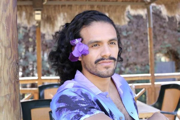 Portrét Pohledného Mladého Muže Stylové Purpurové Košili Orchidejí Květiny Venku — Stock fotografie