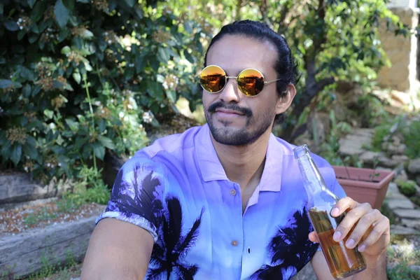 Retrato Joven Guapo Camisa Púrpura Con Estilo Con Botella Cerveza —  Fotos de Stock