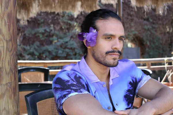 年轻英俊男子的肖像 穿着时髦的紫色衬衫 外面开着兰花 — 图库照片