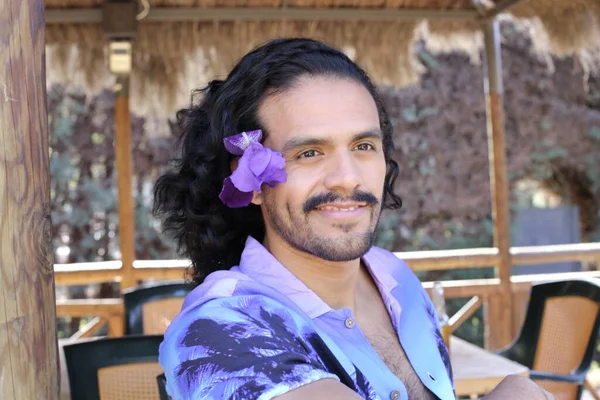 Портрет Красивого Молодого Человека Стильной Фиолетовой Рубашке Цветком Орхидеи Открытом — стоковое фото