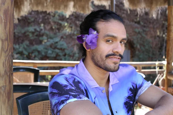 Retrato Joven Guapo Camisa Púrpura Con Estilo Con Flor Orquídea —  Fotos de Stock