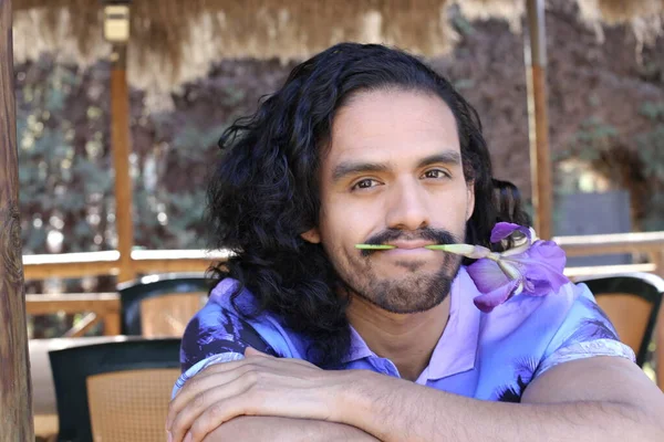 Retrato Joven Guapo Camisa Púrpura Con Estilo Con Flor Orquídea — Foto de Stock