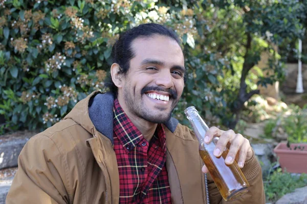 Porträt Eines Hübschen Jungen Mannes Mit Einer Flasche Bier Freien — Stockfoto